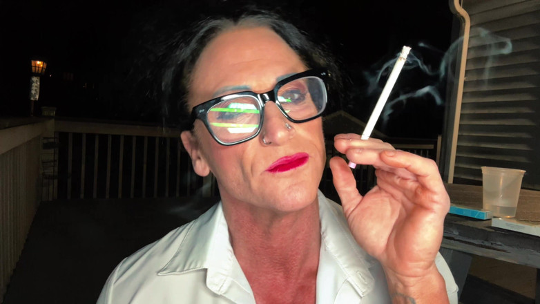 Kandylegsxxx: Une déesse MILF qui fume veut ta semence
