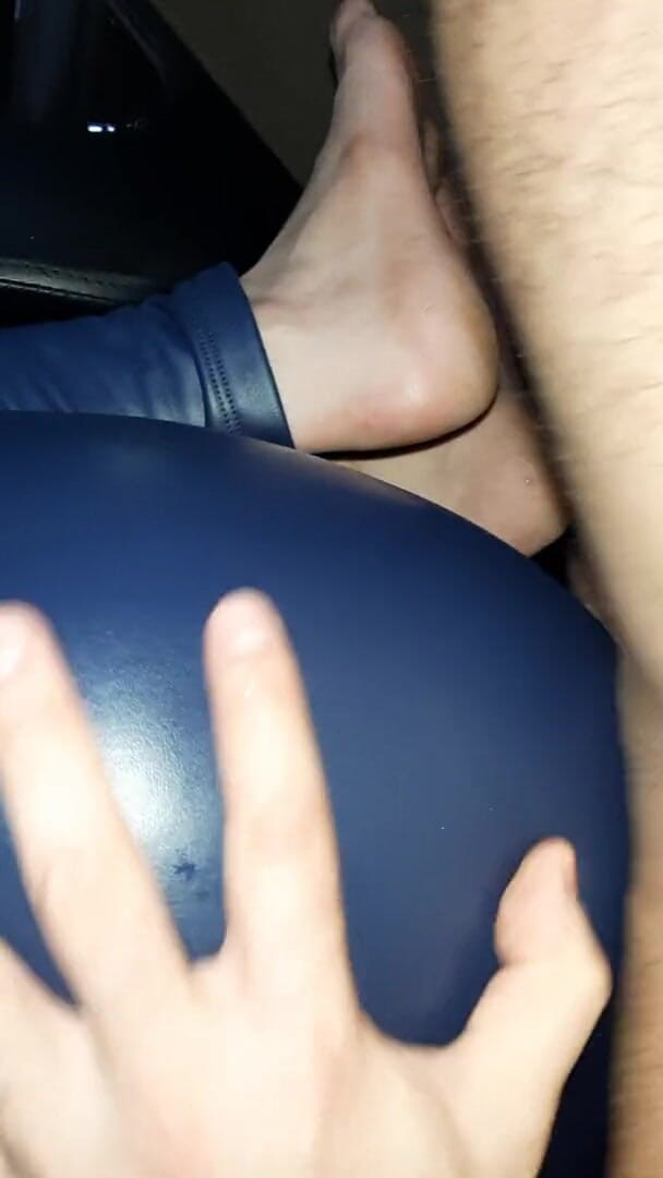 Shiny leather assfuck: Glanzende kont geneukt in een blauwe latexbroek