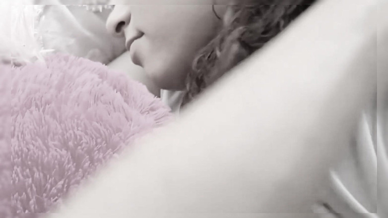 Mili069: Ik kwam aan en mijn beste vriend neukt me tijdens...