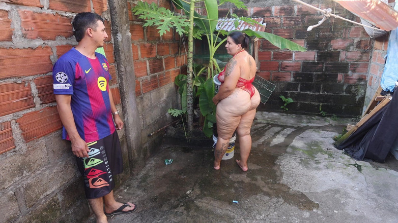 Lexly_16: Sąsiad przychodzi do mojego domu i patrzy na mnie w...