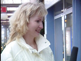 Lucky Cooch: Alman amatör bayan açık havada röportajda