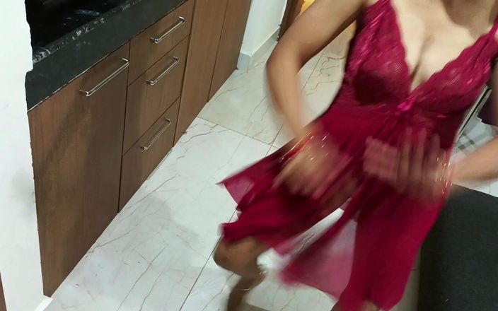 Myhotwife369: 旁遮普穆杰拉舞女王simran超级性感的舞蹈与热辣的紧致性爱和射精