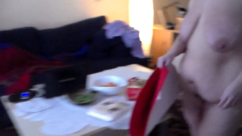 Sex hub couple: Jen तौलिया पर पेशाब कर रही है