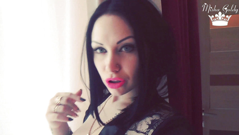 Goddess Misha Goldy: नीयन गुलाबी लिपस्टिक