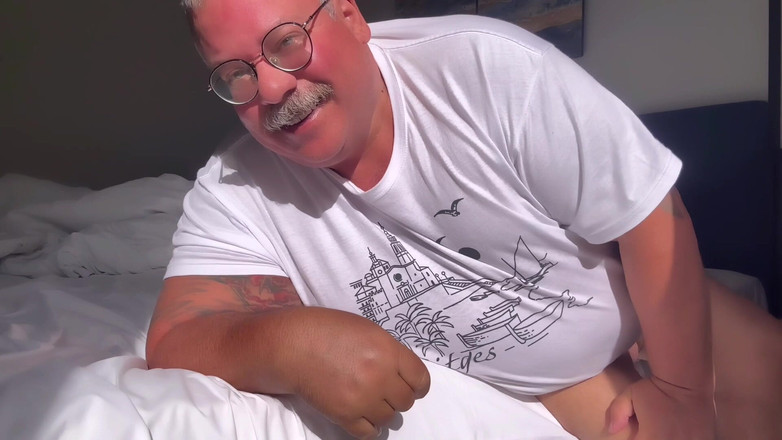 Hand-Free-Daddy-Chub: Bụng khổng lồ và bộ ngực người đàn ông với một quả...