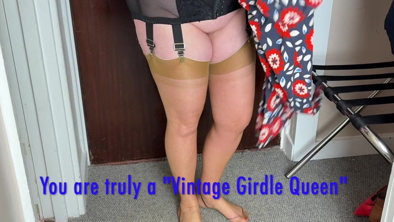 Aunty Sandra vintage girdle queen: Vgq21 サンドラおばさんが会議のために着替えている