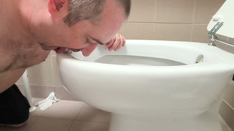 LeccaCessi: Lamiendo un baño público