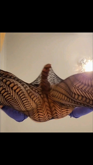 Lizzaali: ZZ menghancurkan pantyhose dan menyetubuhi dildo yang dipasang di dinding...