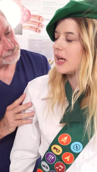 Une doc de 68 ans remplit le trou fertile d’une jolie blonde