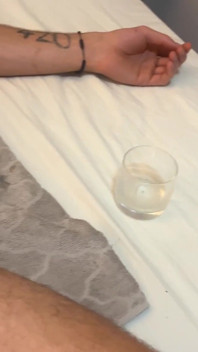 On spuszcza ją pije