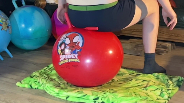 BeachBallsDuo: Melantun pada bola hopperball merah - Bukan Pop 