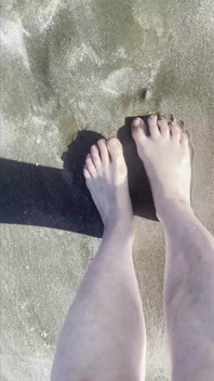Taquinage de pieds sur la plage
