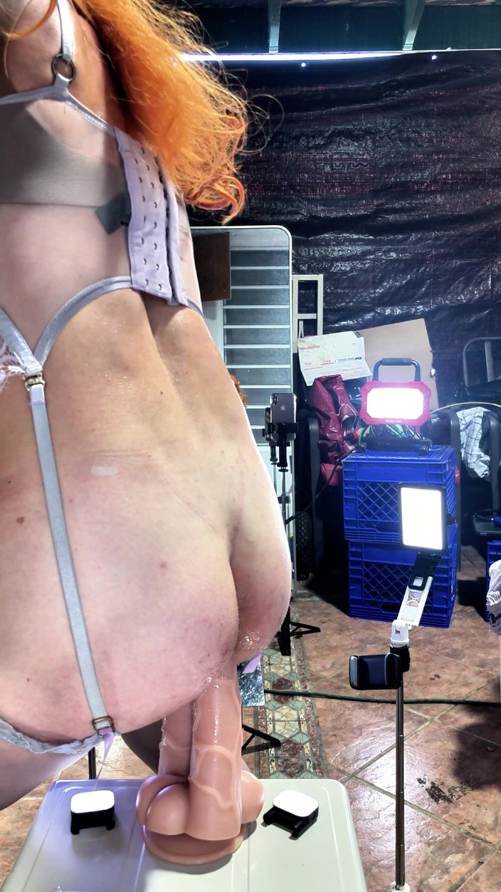 Benito414: Транс-шмель с красивой задницей в чулках нижнего белья скачет на анальном двойном огромном дилдо