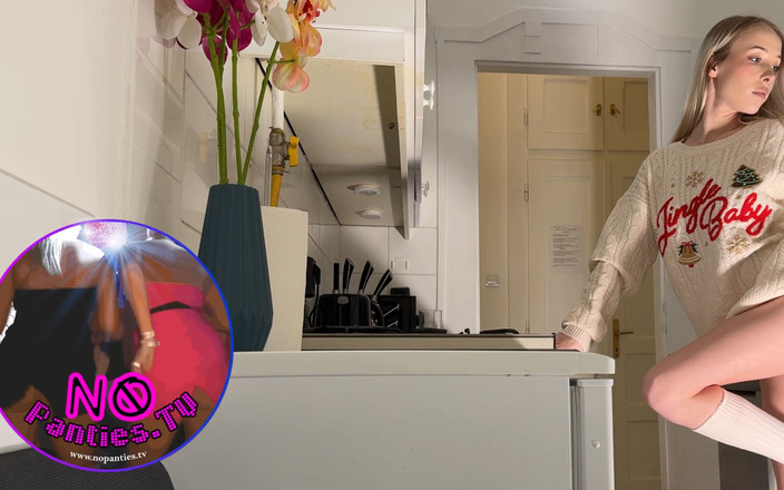 No panties TV: 在圣诞节厨房里为了好运和满足而在厨房自慰的娇小性感女孩