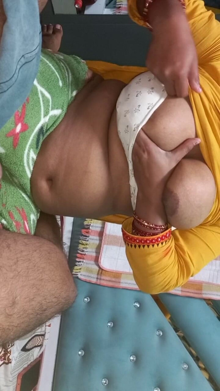 Rucku: 新婚カップルが一緒に恋愛関係を築く。