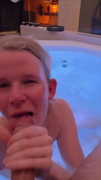 Blonďatá Teenagerka Kouří V Víru! Nadržená TVář Pro Couru!