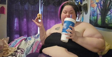 Kitty Delgato: Ogromny podwójny cheeseburger z boczkiem, pierścienie cebulowe, truskawkowy milkshake