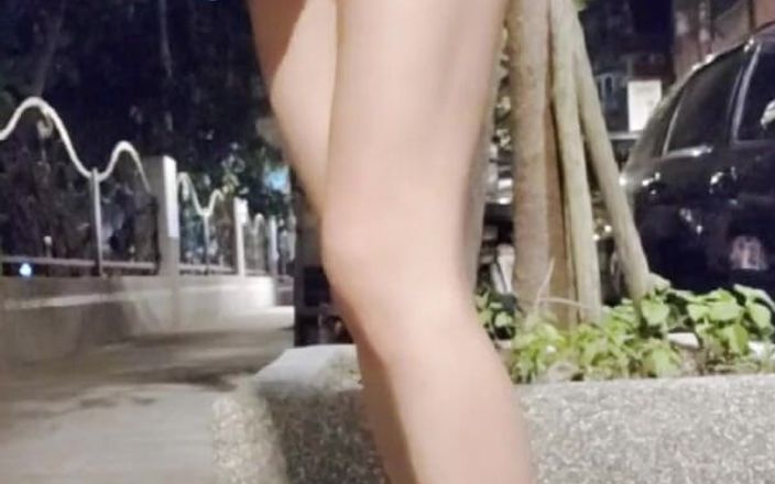 Taiwan CD girl: Shemaleoutdoor Cumshot on the Legs