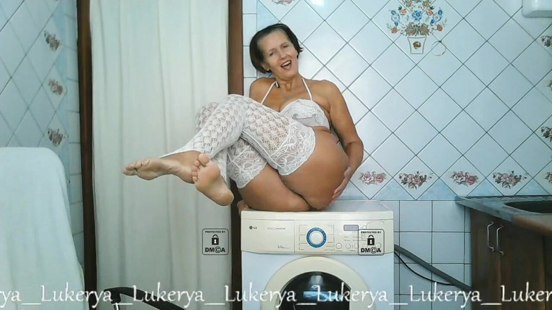 Lukerya: Lukerya dokucza ze swoim ciałem w domu w kuchni