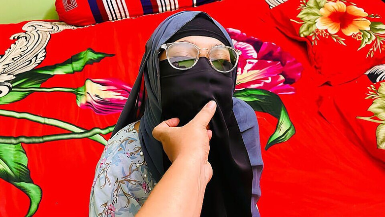 Kaleonjoybd: Gara-gara ketemu sama cewek seksi ini, aku minta dikasih sumbangan