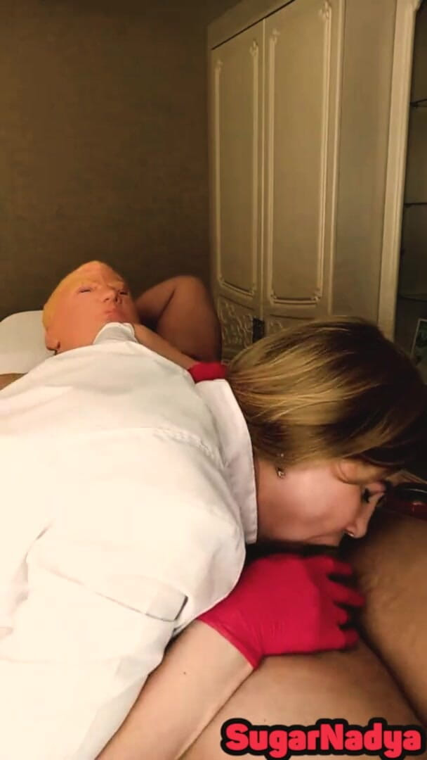 SugarNadya: 왁싱 후 뚱뚱한 자지를 빨아주는 여주인 SugarNadya