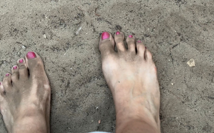 Cuteblonde666: Dirty Feet in the Garden