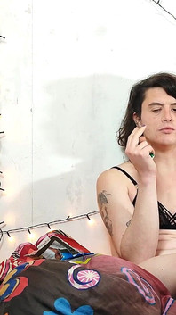 Merokok di bra dan celana dalam