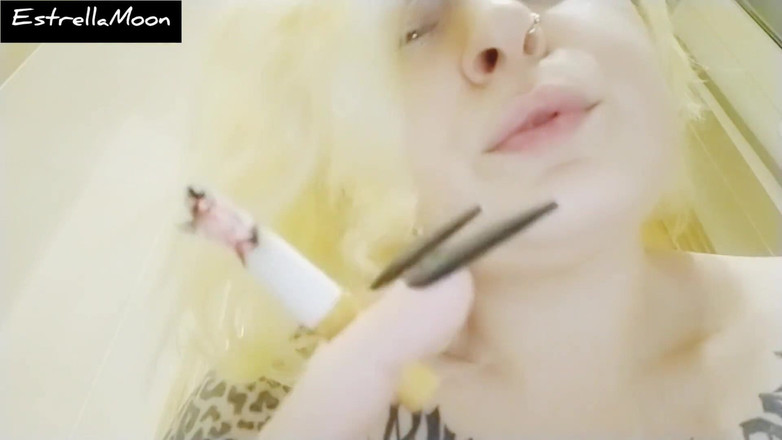 Estrella Steam: Yakın çekim - uzun tırnaklı sarışın puro içiyor