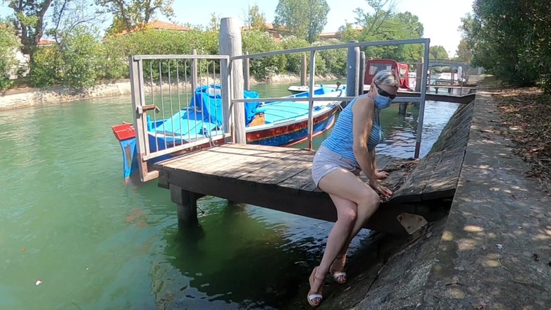 Mature_cunt: Оргазм схрещених ніг на відкритому повітрі біля річки