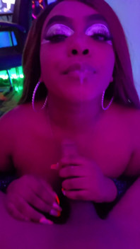 Peituda negra faz sexo quente inesperado e secretamente dá boquete na garganta profunda