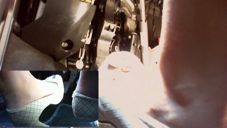 Nicoletta Embassi: 他在Nicoletta开车时偷窥她美丽的脚