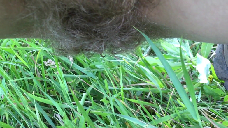 Risky Hairy Couple: Kencing berbulu di luar rumah