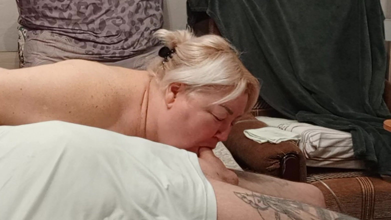 Zona901: Hàng xóm thích đưa con cu xuống cổ họng của cô ấy...