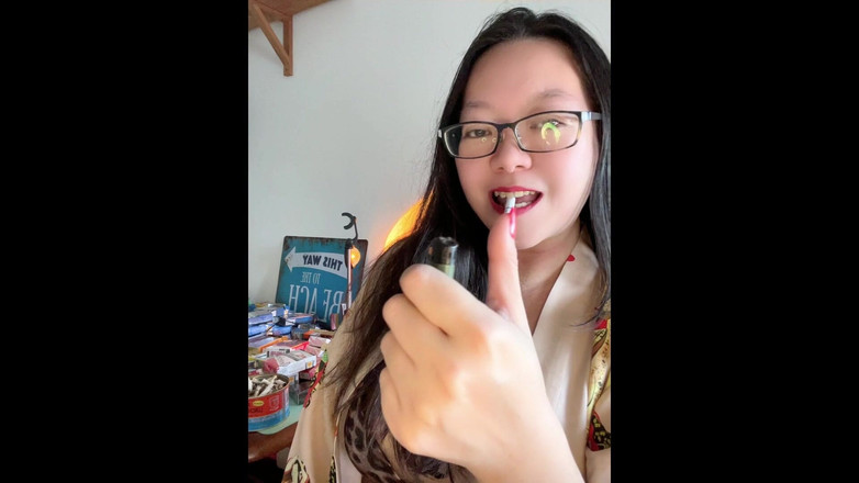 Smoking Asian: Asia merokok eksotik: kuku merah, bibir merah merokok Harlot Spills &amp;...