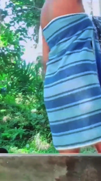 La ragazza teenager bellezza giocherellona si eccita fuori nuda pisciando e facendo il bagno