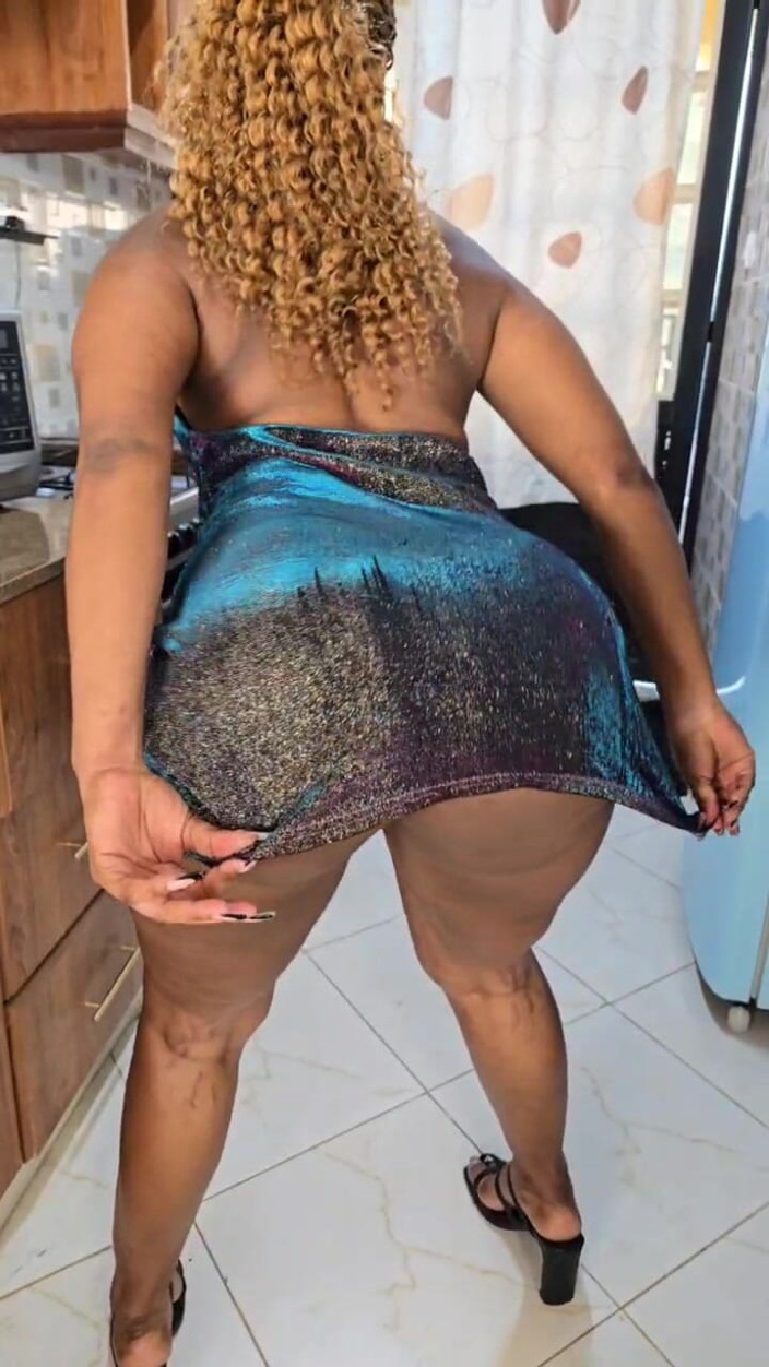 Solo big ass: Menggoda dengan gaun pendek biru tengah malamku