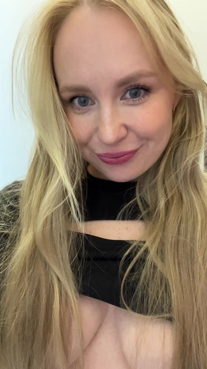 Kelsi69: 피팅룸에서 셀카 오줌과 정액