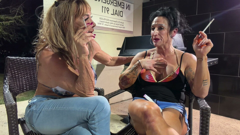 Kandylegsxxx: Smokin Hotdebra Dandre och Kandy cigarett paus