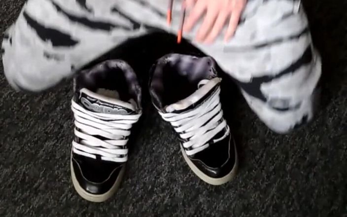 Sneakersmax98: Osiris 运动鞋玩、加载和射精