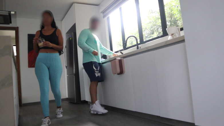 Time traveler: Szef pomaga sobie w wielkim pełnym filmie młodej pokojówki