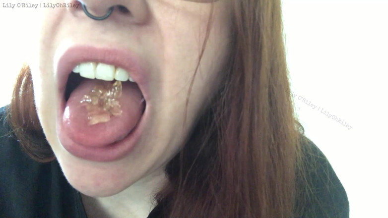 Lily O'Riley: Il consumo dell'orso gommoso con suoni in bocca