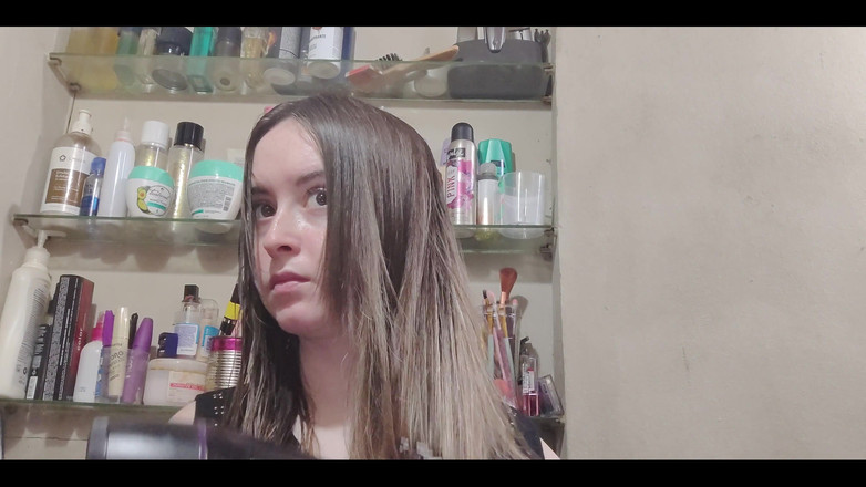 RavenHearth666VIP: Suší mi vlasy. Miluji, jak to jde z mokré na...