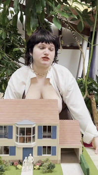 Mamãe quer destruir sua casa de bonecas