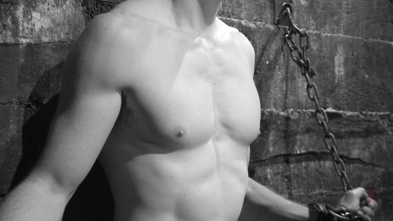 30 Minutes of Torment: Un kickboxer heterosexual este în timp ce își trage sperma