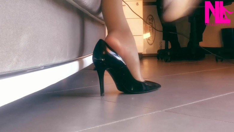 Nyllady: Balançando e sapatando em bombas de patente e um vestido...