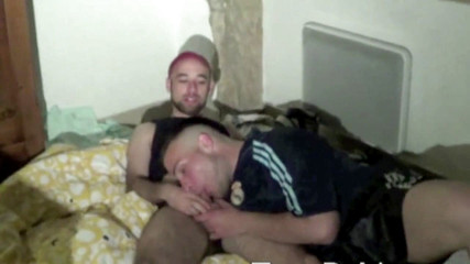 Sneaker gay: Sesja trampek niewolników przez 2 trampki złych chłopców