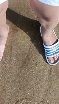Ayaklar ve deniz ekstra ağır çekim - bir ayak çıplak ayak ve slaytta ayak - denizde harika ayaklar