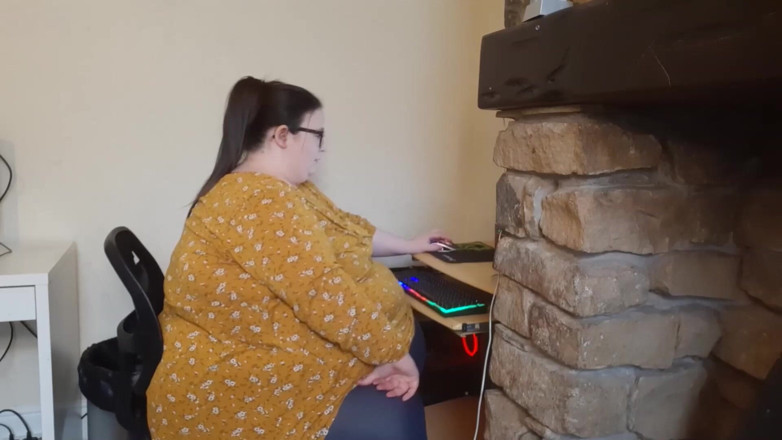 SSBBWLadyBrads: The fattest girl at work struggles