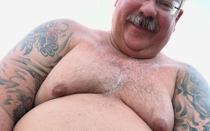 Hand-Free-Daddy-Chub: Entrenadora gorda gordita tiene enormes perchas bajas y agujero expuesto