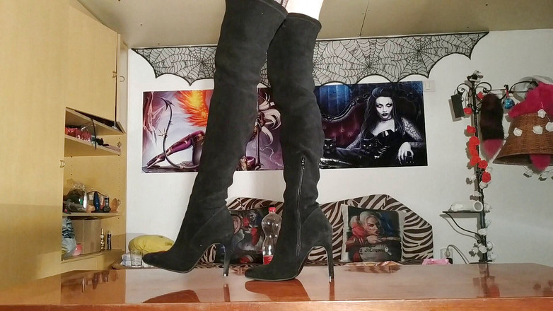 Beth Kinky: Chodzenie w moich butach na kolanach - Beth Kinky